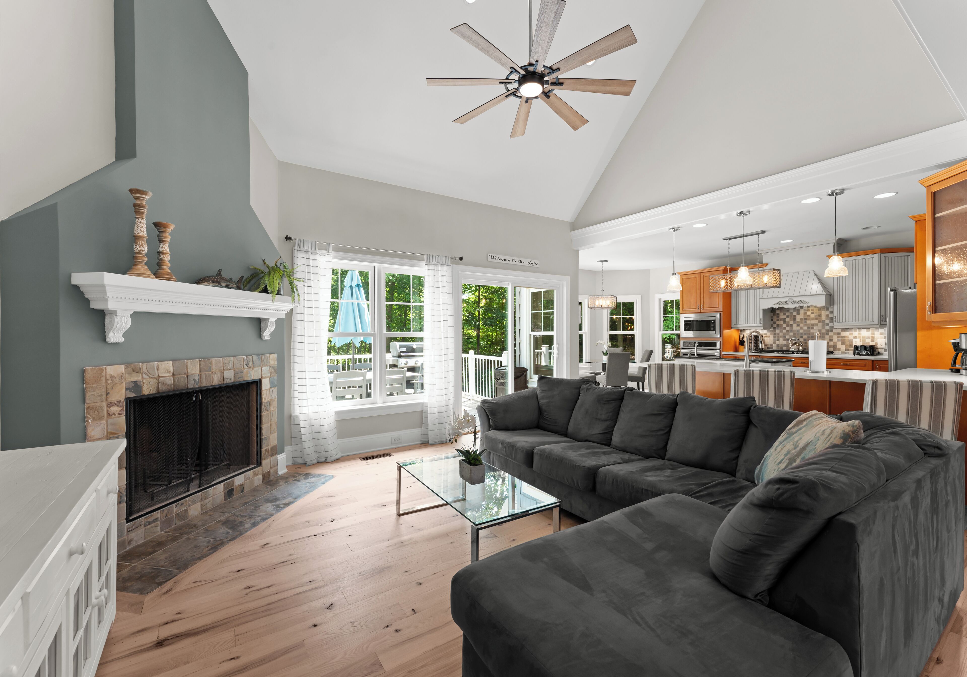 TV connectée, baby-foot, table de tennis de table, chaîne hi-fi