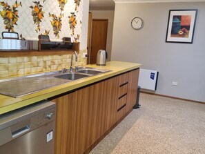 Microwave, oven, dishwasher, toaster - Apollo bay holiday house : Family Gateway (Apollo Bay)