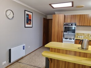Microwave, oven, dishwasher, toaster - Apollo bay holiday house : Family Gateway (Apollo Bay)