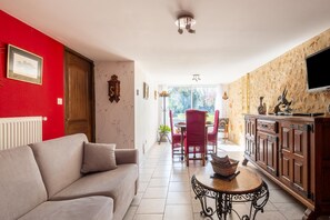 Smart-tv en een tafeltennistafel