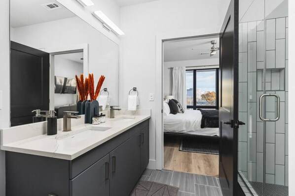 2 室のベッドルーム、アイロン / アイロン台、WiFi (無料)、ベッドシーツ