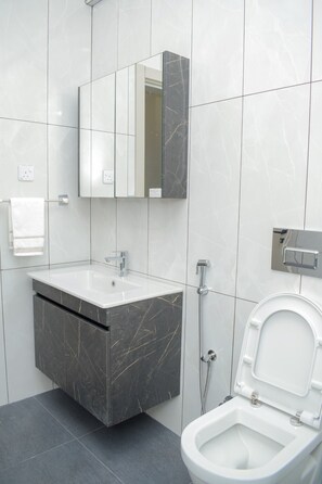 Shower, towels, soap, toilet paper - Enjoy your stay in a spacious 2 bedroom apartment with the best Sea view (Mombasa)