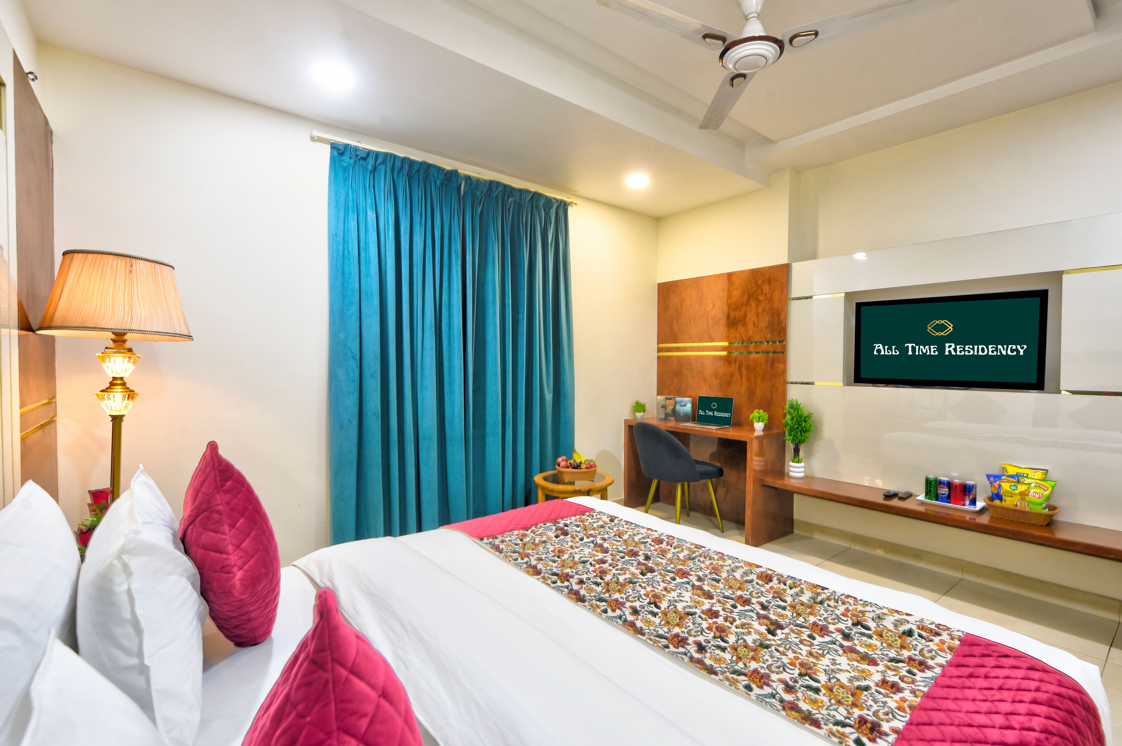 1 bedroom, premium bedding, desk, laptop workspace