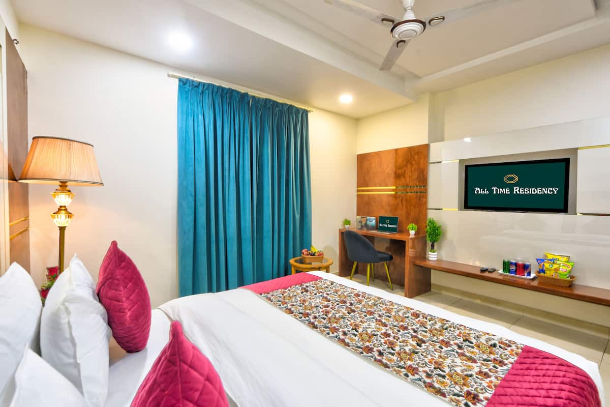 1 bedroom, premium bedding, desk, laptop workspace