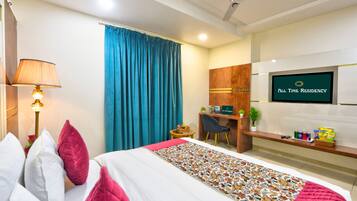 1 bedroom, premium bedding, desk, laptop workspace