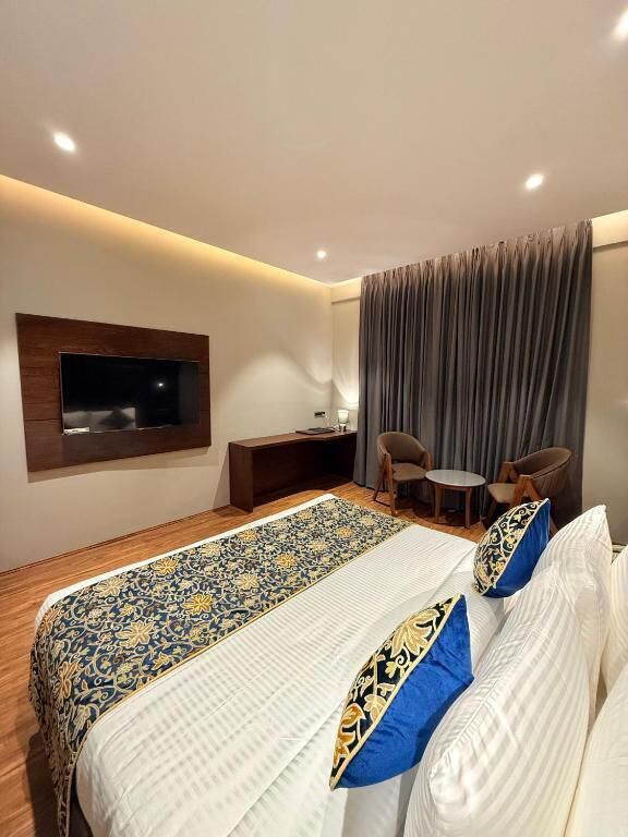 1 bedroom, premium bedding, desk, laptop workspace