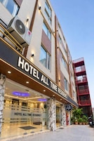 Esterno di un hotel con un cartello che riporta la scritta 'HOTEL ALL TIME RESIDENCY'.