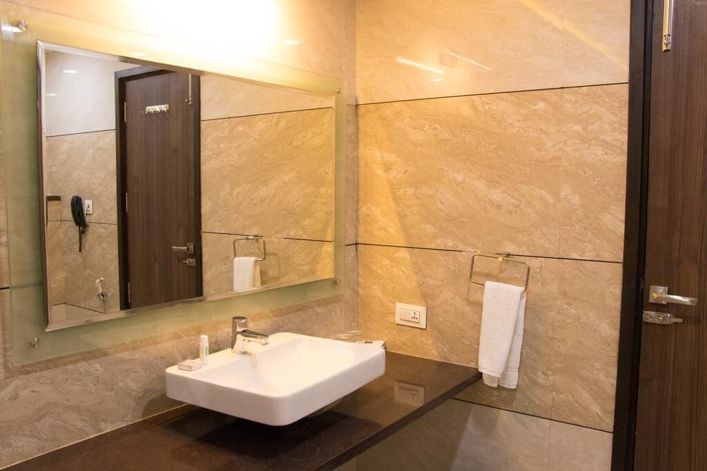 シャワー、レインフォールシャワー、環境にやさしいバスアメニティ、スリッパ