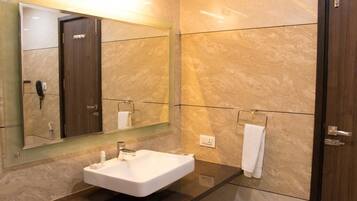 Een douche, een regendouche, milieuvriendelijke toiletartikelen