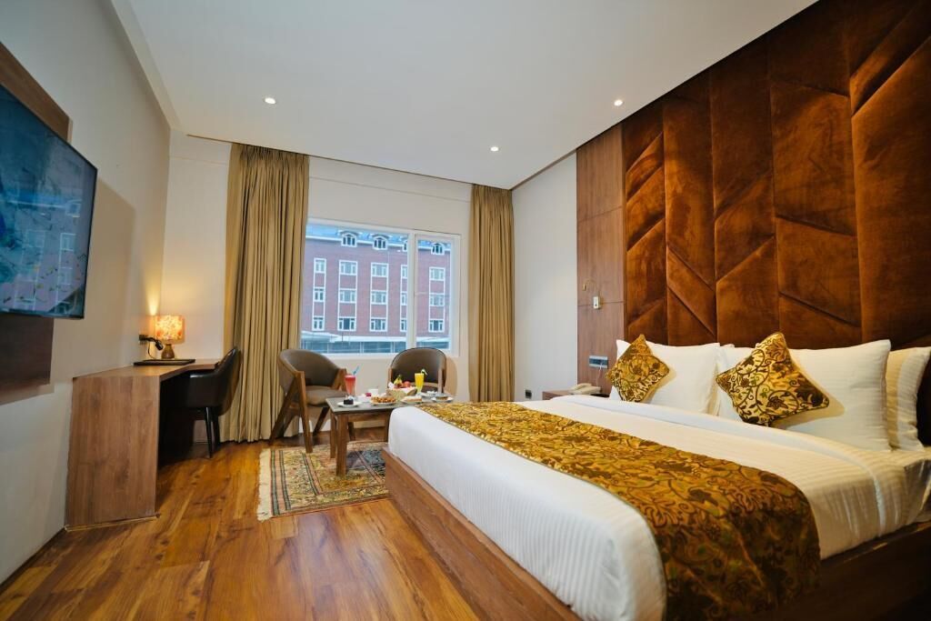 1 Schlafzimmer, hochwertige Bettwaren, Schreibtisch