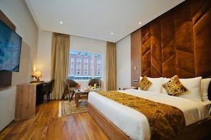 1 Schlafzimmer, hochwertige Bettwaren, Schreibtisch