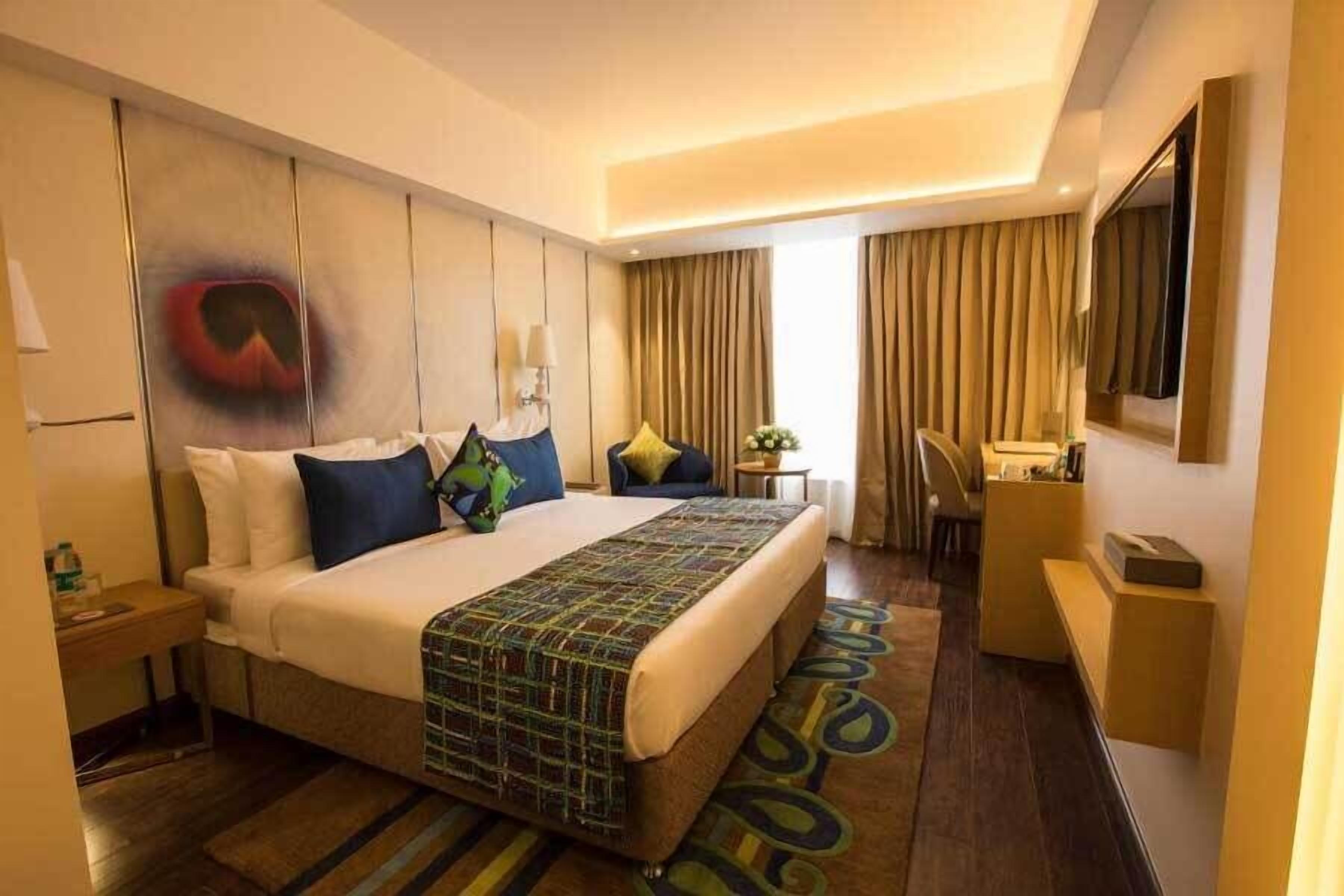 1 bedroom, premium bedding, desk, laptop workspace