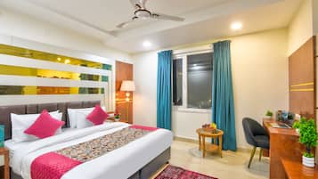 1 bedroom, premium bedding, desk, laptop workspace