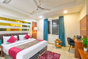 1 bedroom, premium bedding, desk, laptop workspace