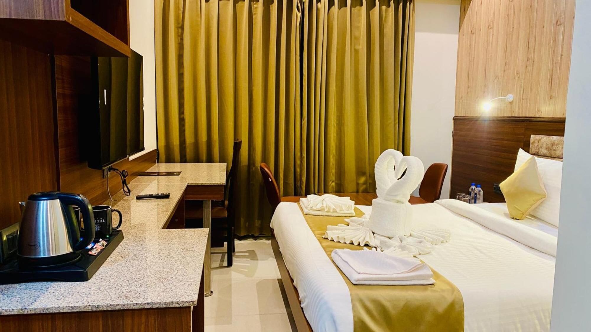 1 bedroom, premium bedding, desk, laptop workspace