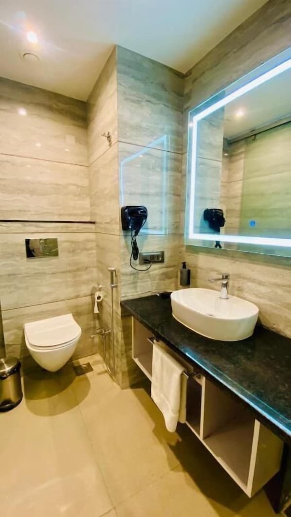 Boutique Room | Baño | Regadera, regadera tipo lluvia, amenidades de baño ecológicas