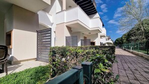 Apartment, 1 Schlafzimmer, Terrasse, Gartenblick | Unterkunftsgelände