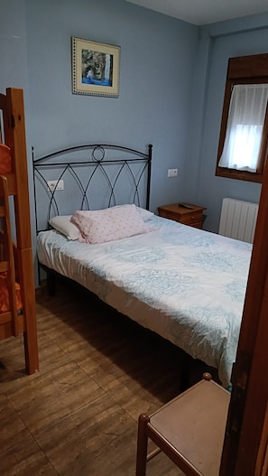 Quarto triplo família | Wi-Fi de cortesia, roupa de cama