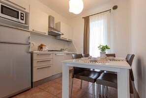 Apartment, 2 Bedrooms, Balcony, Pool View | Dining room