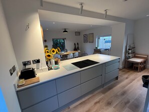 Refrigerador, microondas, horno y lavavajillas 