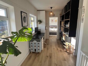 4 عدّة غرف نوم ومكواة/لوح كي وواي فاي وملاءات أسرّة