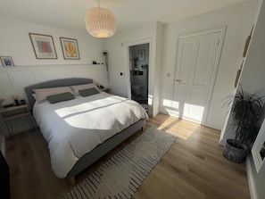 4 habitaciones, tabla de planchar con plancha, wifi y ropa de cama 