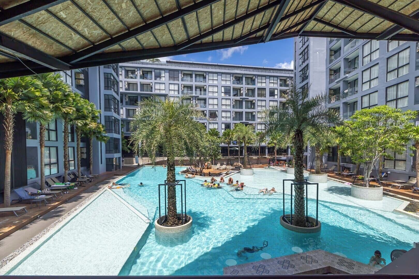 Una piscina al aire libre