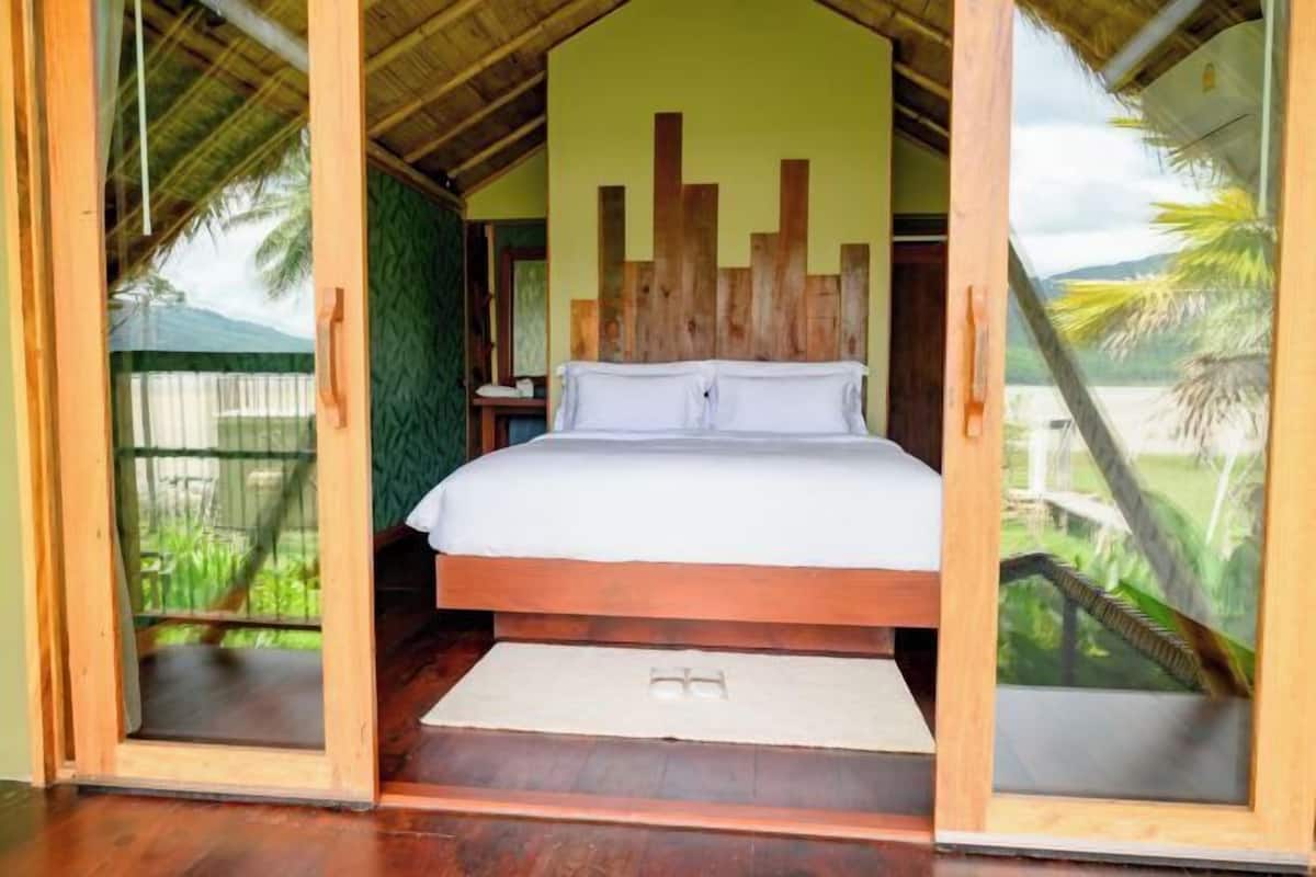 Minibar, desk, rollaway beds, free WiFi