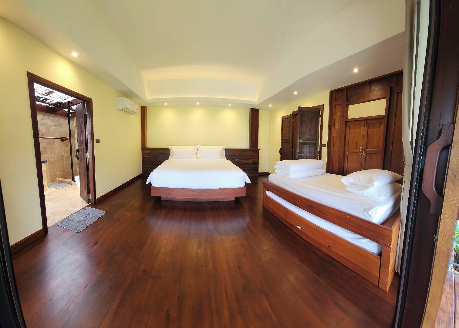 V9 Family Villa | 미니바, 각각 다른 스타일의 인테리어, 각각 다르게 가구 비치, 책상