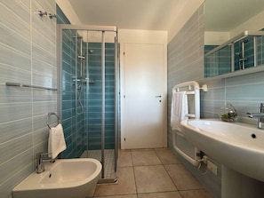 Apartment, 2 Schlafzimmer, Balkon | Badezimmer