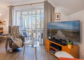Télévision, lecteur de DVD, livres, médiathèque