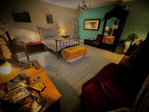 1 bedroom, free WiFi, bed sheets - Central Bath,18th Century Georgian Rooms, Large Bedroom with Roll-Top bathroom (Bath)