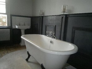 Séchoir à cheveux, serviettes fournies, savon, shampooing