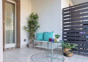 อพาร์ทเมนท์, 1 ห้องนอน, ลานระเบียง, วิวสวน | ระเบียง