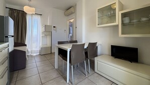 Leilighet, 2 soverom, terrasse | Spisestue