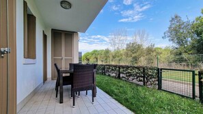 Balcony - Pool-front Apartment With Fenced Garden and bbq (San Michele al Tagliamento)