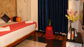 1 bedroom, Egyptian cotton sheets, premium bedding, desk