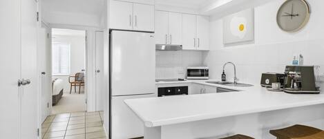 Réfrigérateur, four à micro-ondes, un four, surface de cuisson