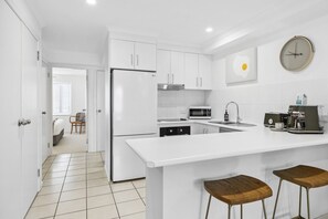 Kjøleskap, mikrobølgeovn, ovn og kokeplater