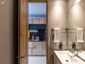 シャワー、ヘアドライヤー、タオル