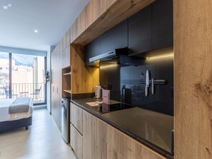 Fridge, stovetop, cookware/dishes/utensils - w*| Amazing Loft with balcony in El Nogal (Bogotá)