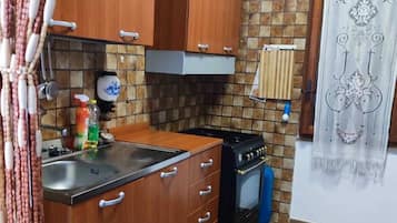 Family Villa | Private kitchen | Full-size fridge, stovetop, cookware/dishes/utensils