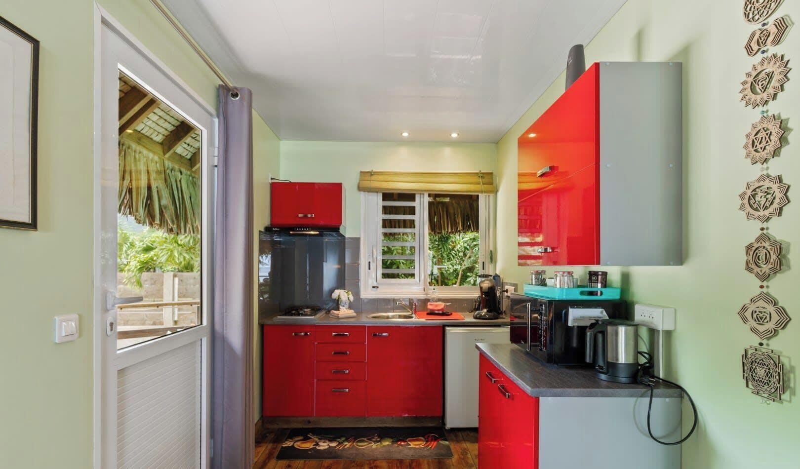 Kjøleskap, mikrobølgeovn, kokeplater og kaffetrakter/tekoker