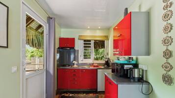 Kjøleskap, mikrobølgeovn, kokeplater og kaffetrakter/tekoker