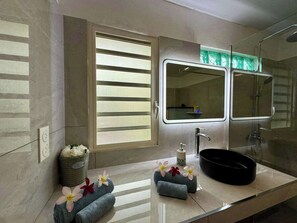 Shower, hair dryer, towels, shampoo - Chic Beachside Retreat (Moorea)