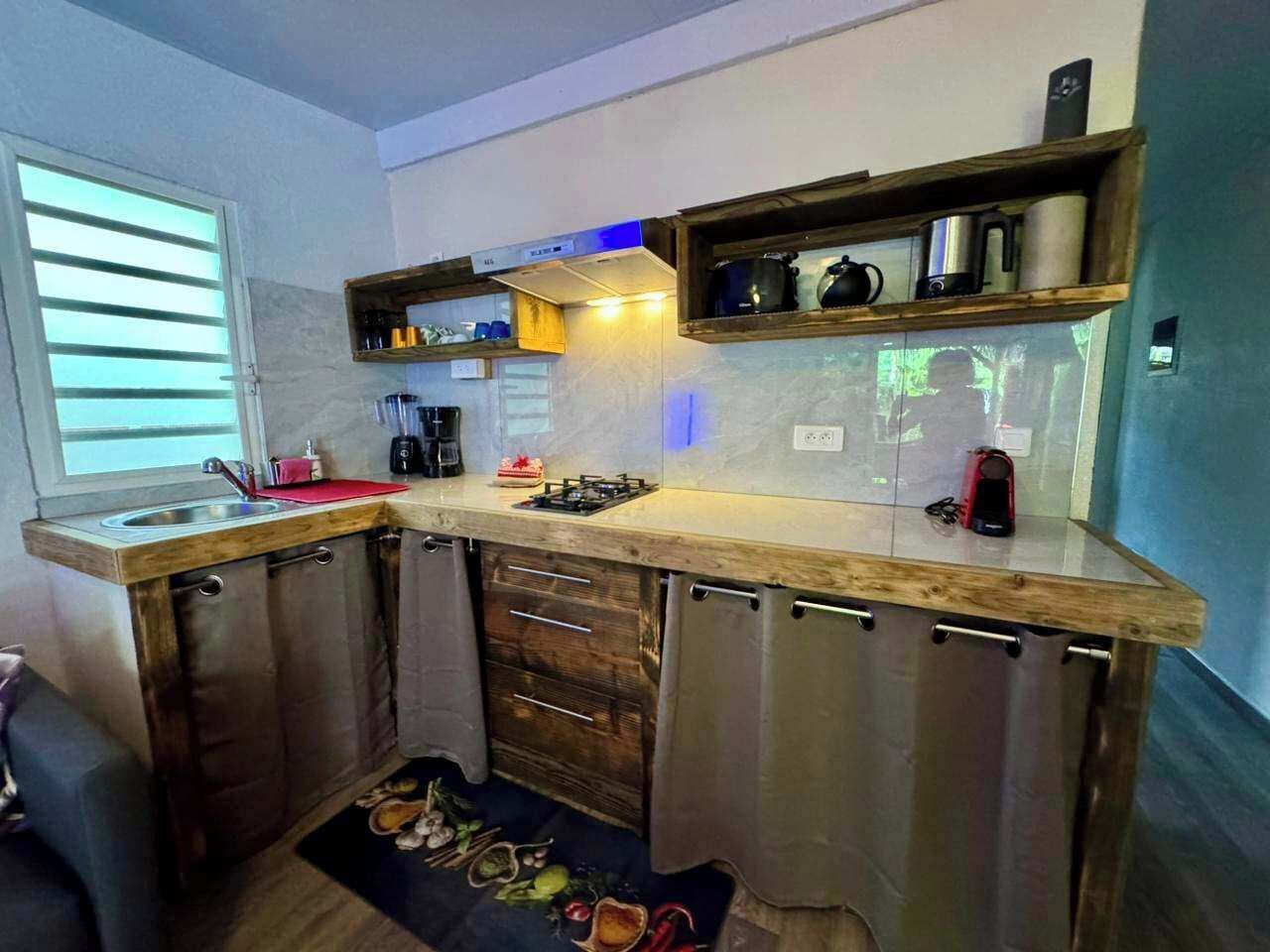 Kylskåp, mikrovågsugn, spishäll och kaffe- och tebryggare