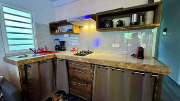 KylskÄp, mikrovÄgsugn, spishÀll och kaffe- och tebryggare