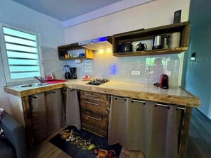 Køleskab, mikrobølgeovn, kogeplade, kaffe-/temaskine