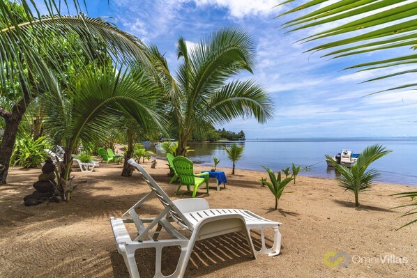 On the beach - Exquisite Bungalow with Beachfront Jacuzzi (Moorea)