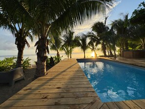 Pool - Exquisite Bungalow with Beachfront Jacuzzi (Moorea)